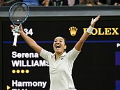 Francouzka Harmony Tanová slaví výhru v prvním kole Wimbledonu.