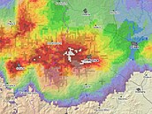 Radarový snímek z pondělních 21:35 zachycuje dramatickou srážkovou situaci na...