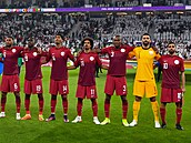 Katarští fotbalisté před loňským semifinále Arabského poháru proti Alžírsku.