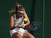 Marie Bouzková returnuje ve druhém kole Wimbledonu.