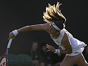 Marie Bouzková během úvodního kola Wimbledonu proti Danielle Collinsové.