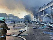Ruská armáda zaútočila na obchodní centrum v ukrajinském Kremenčuku. (27....