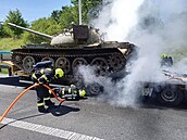 Na Pražském okruhu hoří návěs, který vezl historický tank. Ten oheň nezasáhl a...