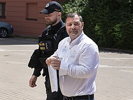 Policisté k soudu pivádjí k soudu Mateje Augustína, který patí k obvinným v...