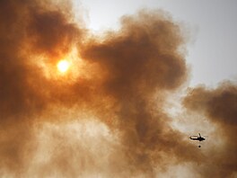 S haením poár ve panlské oblasti Sierra de Leyre pomáhají i vrtulníky....