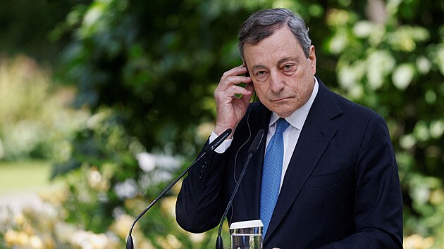 Italsk premir Mario Draghi bhem tiskov konference v Kyjev (16. ervna 2022)