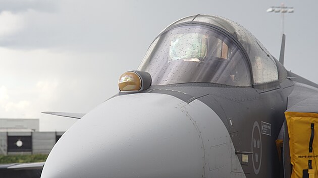 Před krytem pilotní kabiny je na Gripenu E jasně zřetelný IR senzor.