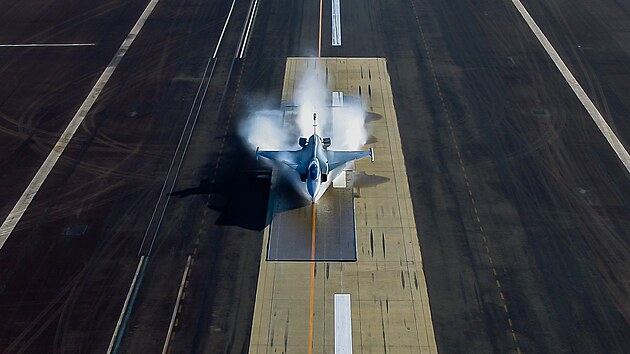Testování letounu Gripen E ve vodní tříšti