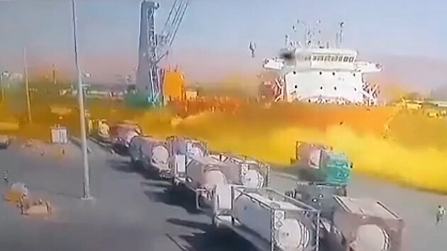 V jordánském přístavu vybuchla nádrž s chlórem. Třináct lidí zemřelo