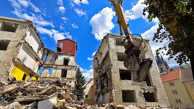 Bour�n� panelov�ho domu Kamenn� 40 uprost�ed Chebu.