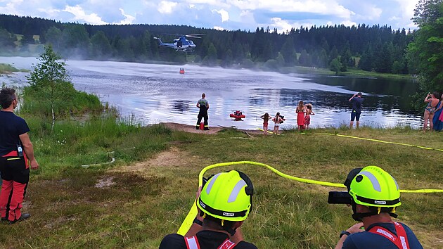 U Stříbrné vypukl požár. V nepřístupném terénu pomohl vrtulník. (26. června 2022)