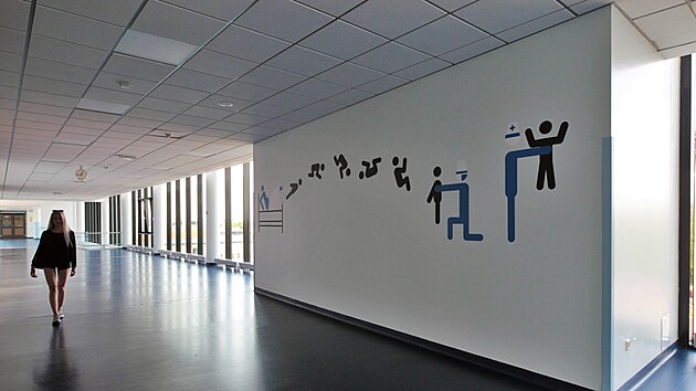 Piktogramy od studentů karlovarské SUPŠ keramické a sklářské zdobí stěny chodeb karlovarské nemocnice.