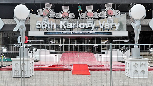 Instalace dekorací a přípravy zázemí 56. ročníku Mezinárodního filmového festivalu Karlovy Vary. (29. června 2022)