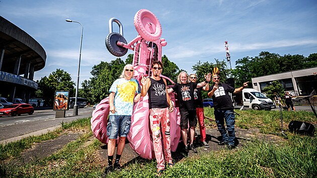 V Praze vznikl první punkový pomník při příležitosti 40 let působení skupiny Visací zámek. (22. června 2022)