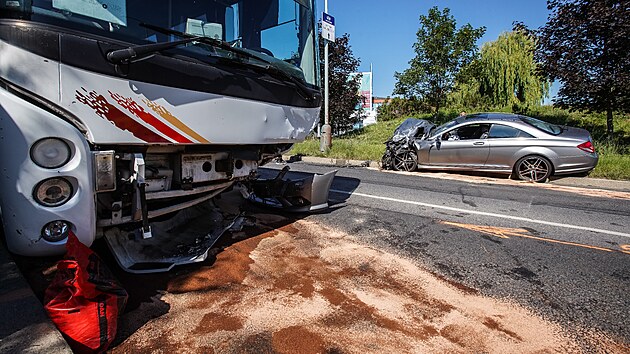 V Praze 11 se čelně srazil autobus s automobilem. (23. června 2022)