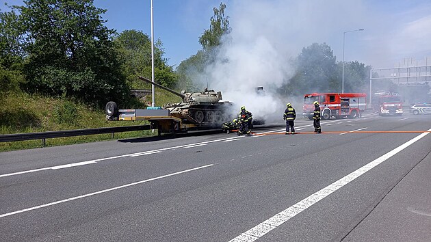 Na Pražském okruhu v oblasti Počernic hasiči zasahují u požáru nákladního vozidla, které převáží tank. (27. června 2022)