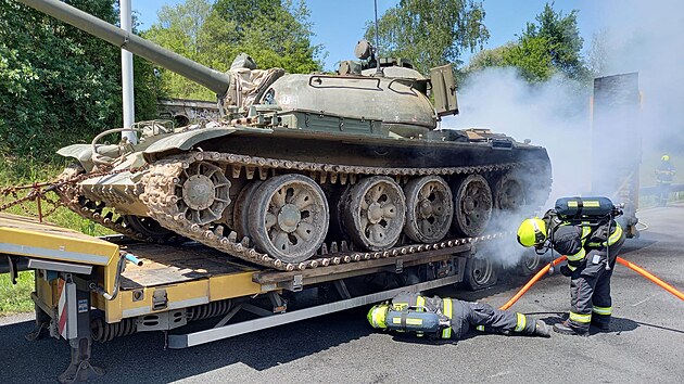 Na Praskm okruhu v oblasti Poernic hasii zasahuj u poru nkladnho vozidla, kter pev tank. (27. ervna 2022)