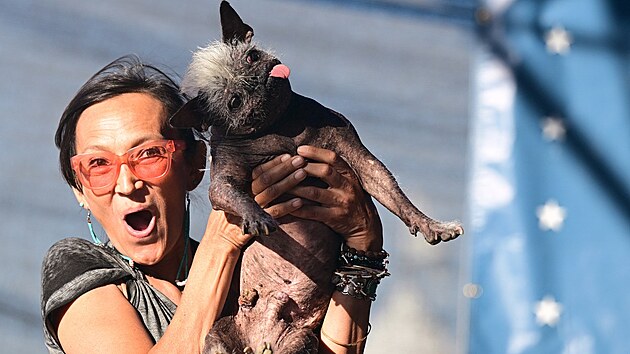 Mr. Happy Face se svou majitelkou. Stal se letošním vítězem World's Ugliest Dog Competition