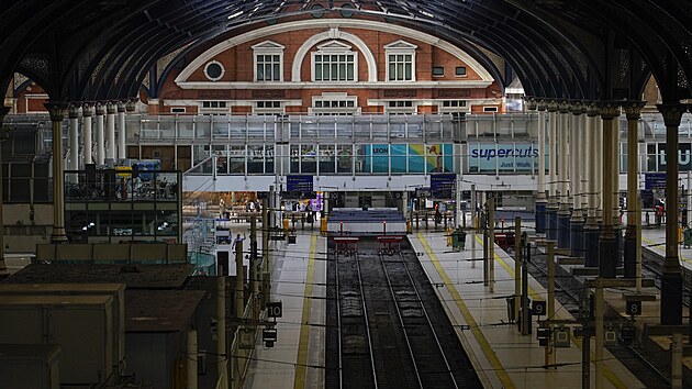 Przdn ndran hala stanice Liverpool Street v Londn v den stvky elezni. (21. ervna 2022)