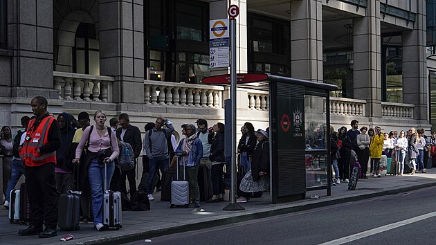 Stvka elezni v Britnii. Lid ped jednm z londnskch ndra ekaj na nhradn autobusy. (21. ervna 2022)