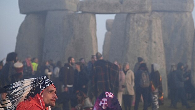 Asi est tisc lid oslavilo u kamennho kruhu Stonehenge letn slunovrat. Akce se konala po tlet pauze. (21. ervna 2022)