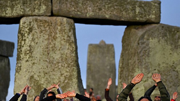 Asi est tisc lid oslavilo u kamennho kruhu Stonehenge letn slunovrat. Akce se konala po tlet pauze. (21. ervna 2022)
