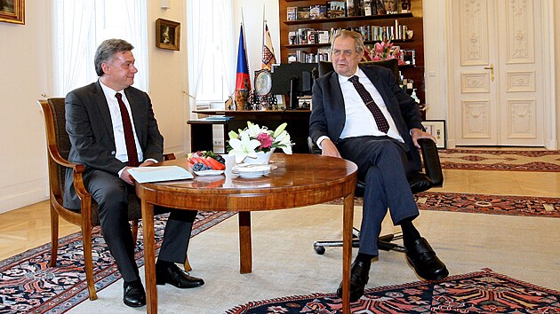 Prezident Miloš Zeman (vpravo) přijal na Pražském hradě ministra spravedlnosti Pavla Blažka. (29. června 2022)