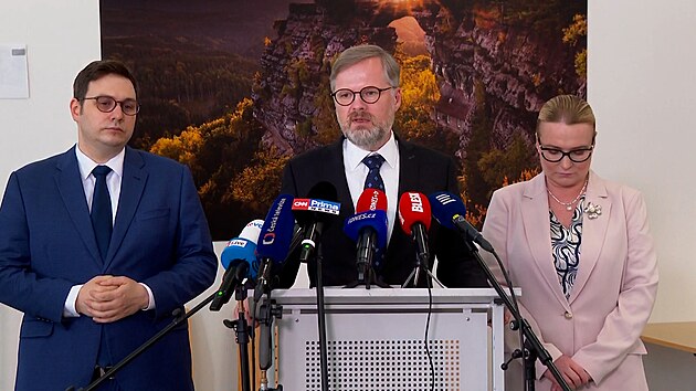 Členové kabinetu a šéfa ODS Petra Fialy pokračují v rozdílných prohlášeních k...