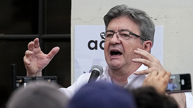 Vdce levicov koalice NUPES Jean-Luc Mlenchon promlouv ke svm volim ped volebnm tbem. (19. ervna 2022)