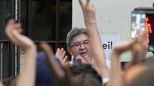 V�dce levicov� koalice NUPES Jean-Luc M�lenchon promlouv� ke sv�m voli��m p�ed volebn�m �t�bem. (19. �ervna 2022)