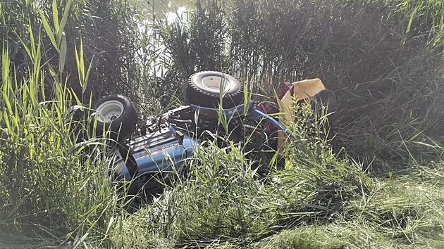 Traktorista se při sekání trávy ve Vernířovicích na Šumpersku převrátil i se strojem do rybníka a zůstal pod ním uvězněný.