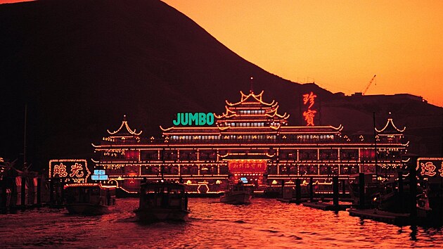 Kultovn hongkongsk plovouc restaurace Jumbo.