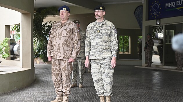 Brigdn generl esk armdy Radek Hasala spolu se svm pedchdcem, rakouskm brigdnm generlem Christianem Rienerem. (20. ervna 2022)