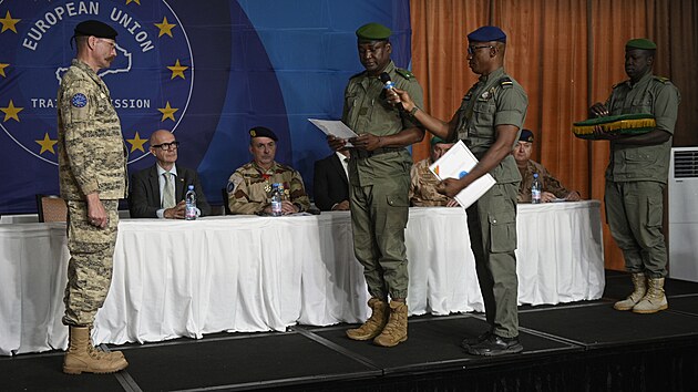 Dosavadn velitel unijn mise na Mali, rakousk brigdn generl Christian Riener, pebr pi slavnostn ceremonii ocenn. (21. ervna 2022)