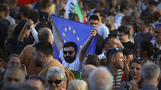 Provldn demonstrant na shromdn ped bulharskm parlamentem v Sofii. (22. ervna 2022)