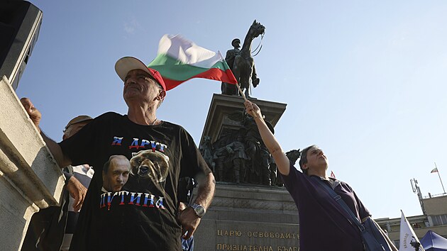 Protivldn demonstrant na shromdn ped bulharskm parlamentem v Sofii. (22. ervna 2022)