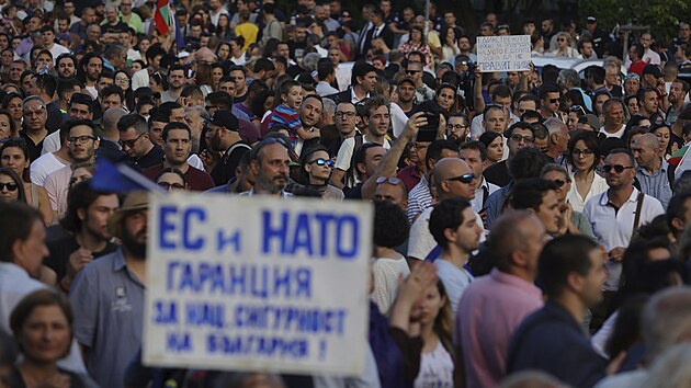 Provldn demonstranti na shromdn ped bulharskm parlamentem v Sofii. (22. ervna 2022)