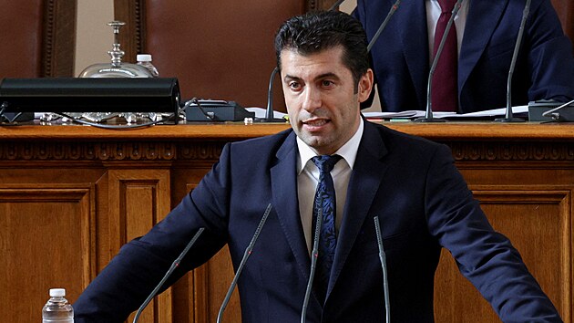 Bulharsk premir Kiril Petkov ped hlasovnm o nedve vld. (22. ervna 2022)