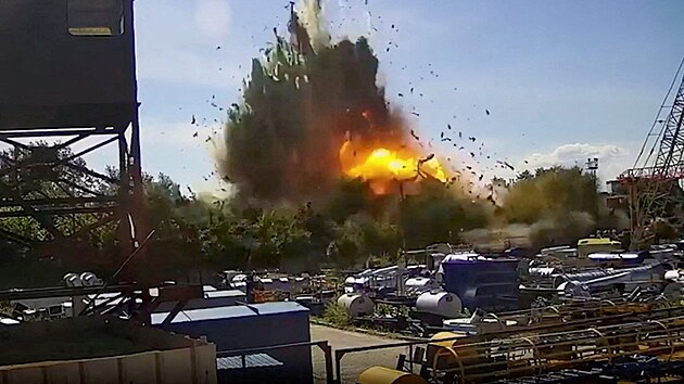 Pohled na explozi obchodního centra v ukrajinském Kremenčuku, kterou zaznamenala bezpečnostní kamera. (27. června 2022)
