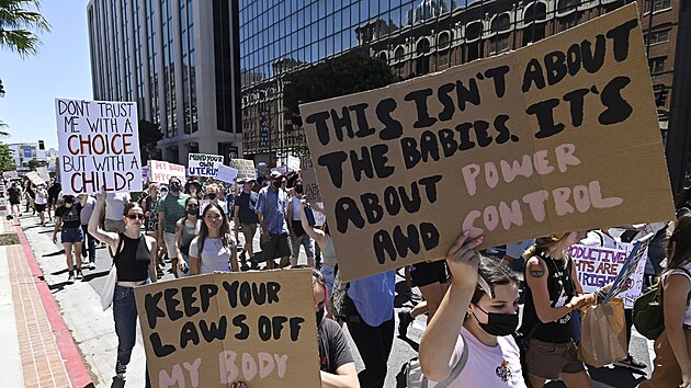 Lidé vyšli po rozhodnutí Nejvyššího soudu na protest do ulic. Demonstrují proti zákazu potratů (25. června 2022).