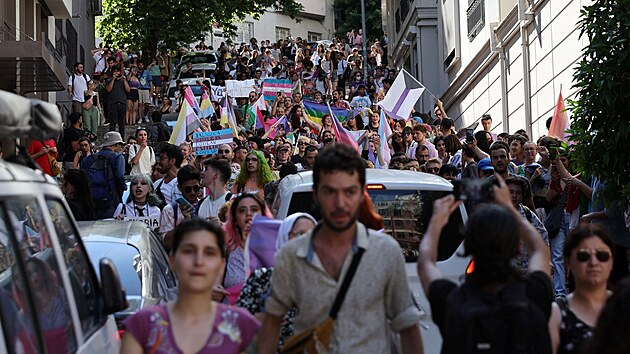 Turecká policie brala „náhodně“ účastníky pochodu Pride do vazby (26. června 2022).