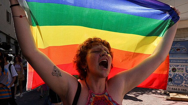 Tureck policie brala nhodn astnky pochodu Pride do vazby (26. ervna 2022).