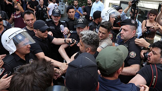 Turecká policie brala „náhodně“ účastníky pochodu Pride do vazby (26. června...