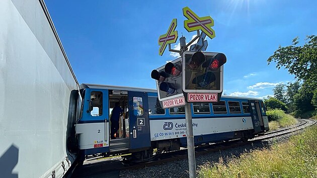 Ve Šluknově se vlak srazil s kamionem. Ve vlaku se zranilo pět cestujících.