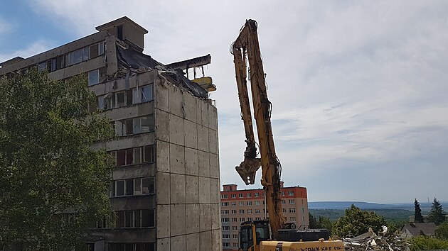 Demolice panelového domu v Gluckově ulici na sídlišti Janov. (24.6.2022)