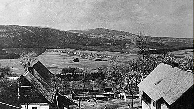 Obec Korytany (Rindl) na svazích Pivoňských hor na snímku z roku 1937. V pozadí je vidět Velký Zvon, samozřejmě tehdy ještě bez vojenské věže. Po sídle zbyly jen nepatrné stopy.