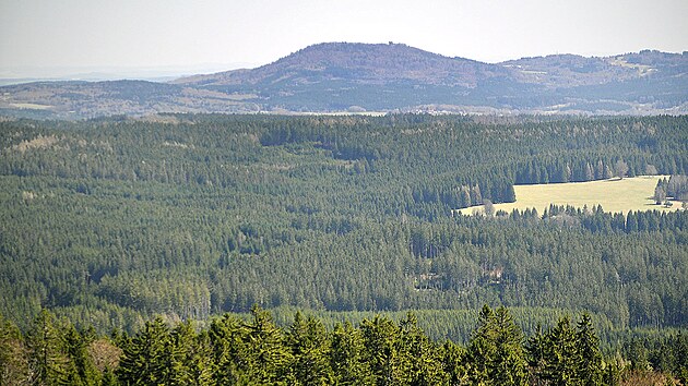 esk les - pohled z rozhledny Havran k jihovchodu, v pozad je vidt Pimda.
