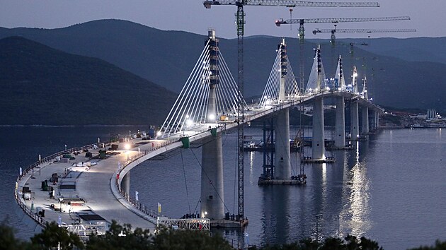 Jen samotný most by přinesl Pelješacu a jeho zakrouceným silničkám katastrofální nápor dopravy. Proto vzniká také 32 kilometrů nových silnic, dva tunely a několik mostů.