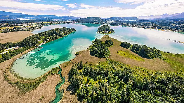 Jezero m rozlohu pes dva kilometry tveren.