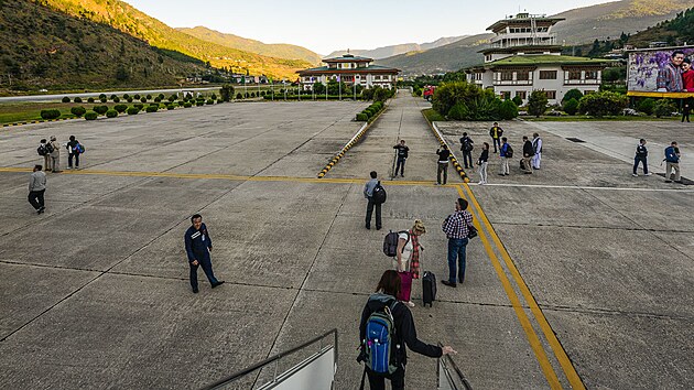 Hned prvn minuty v Bhtnu jsou zitkem evokujcm vlet do pohdky. Letitn budovy jsou postaven ze deva tradinm zpsobem, na svazch nad ranvej se tepotaj buddhistick praporky a z velkho obrazu se na turisty usmv krlovsk manelsk pr.